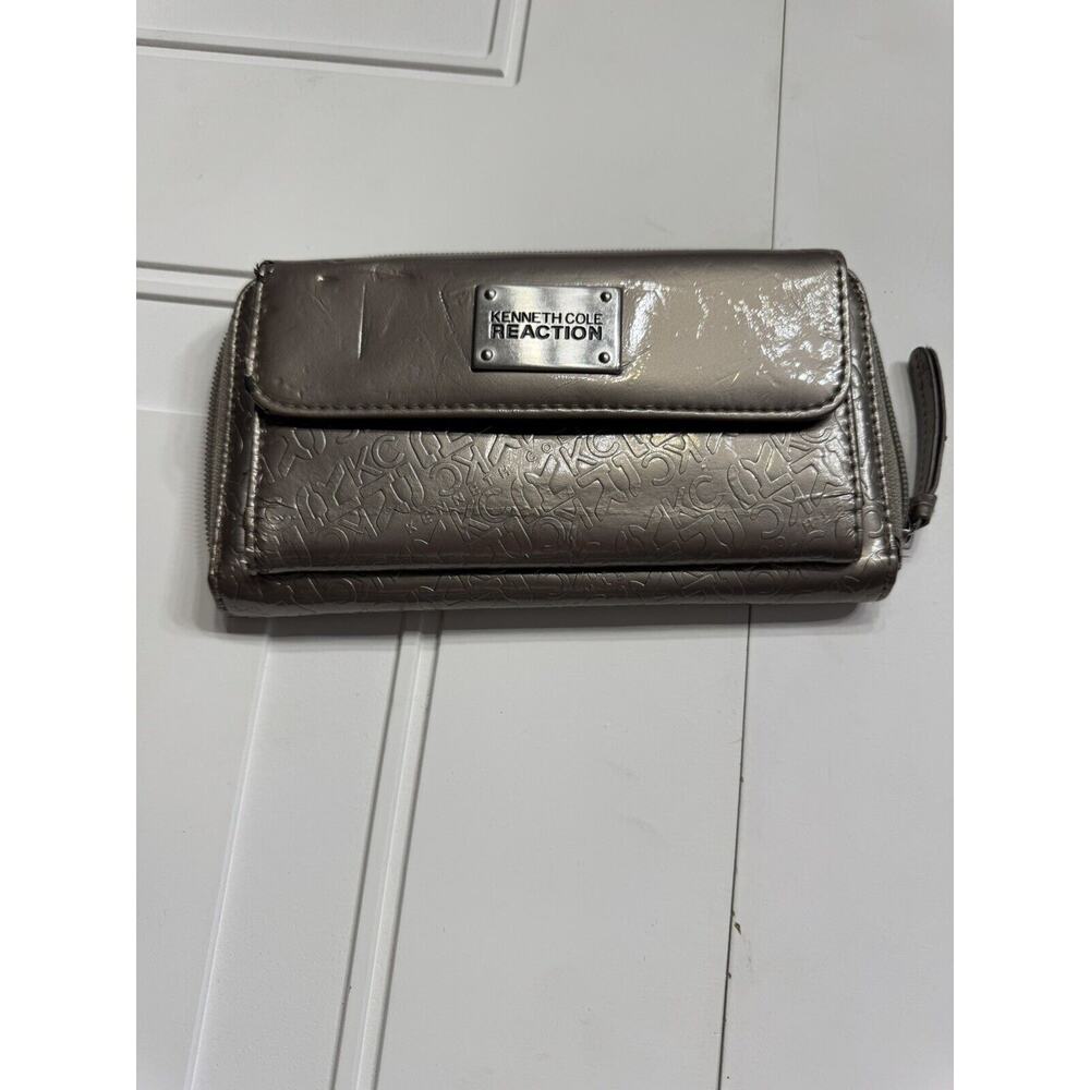 Kenneth Cole Reaction Silver Faux Patent Leather Clutch Wallet Card Holder